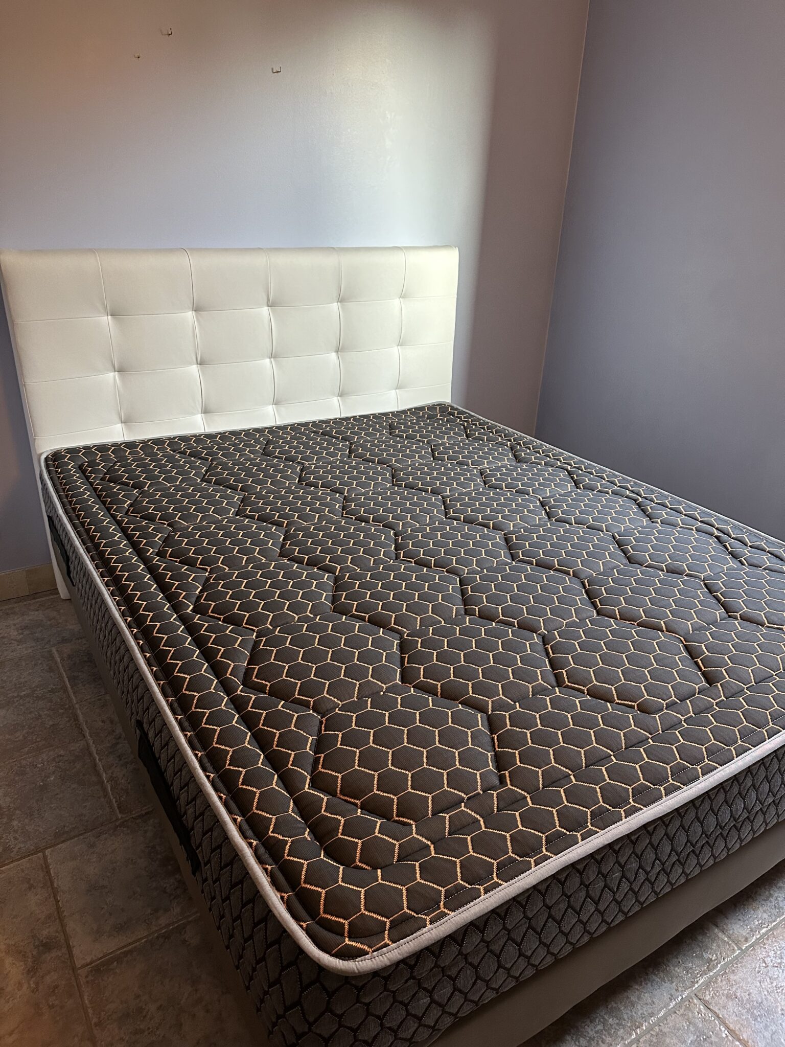 Matelas Cosmos black avec lit complet en simili cuir blanc