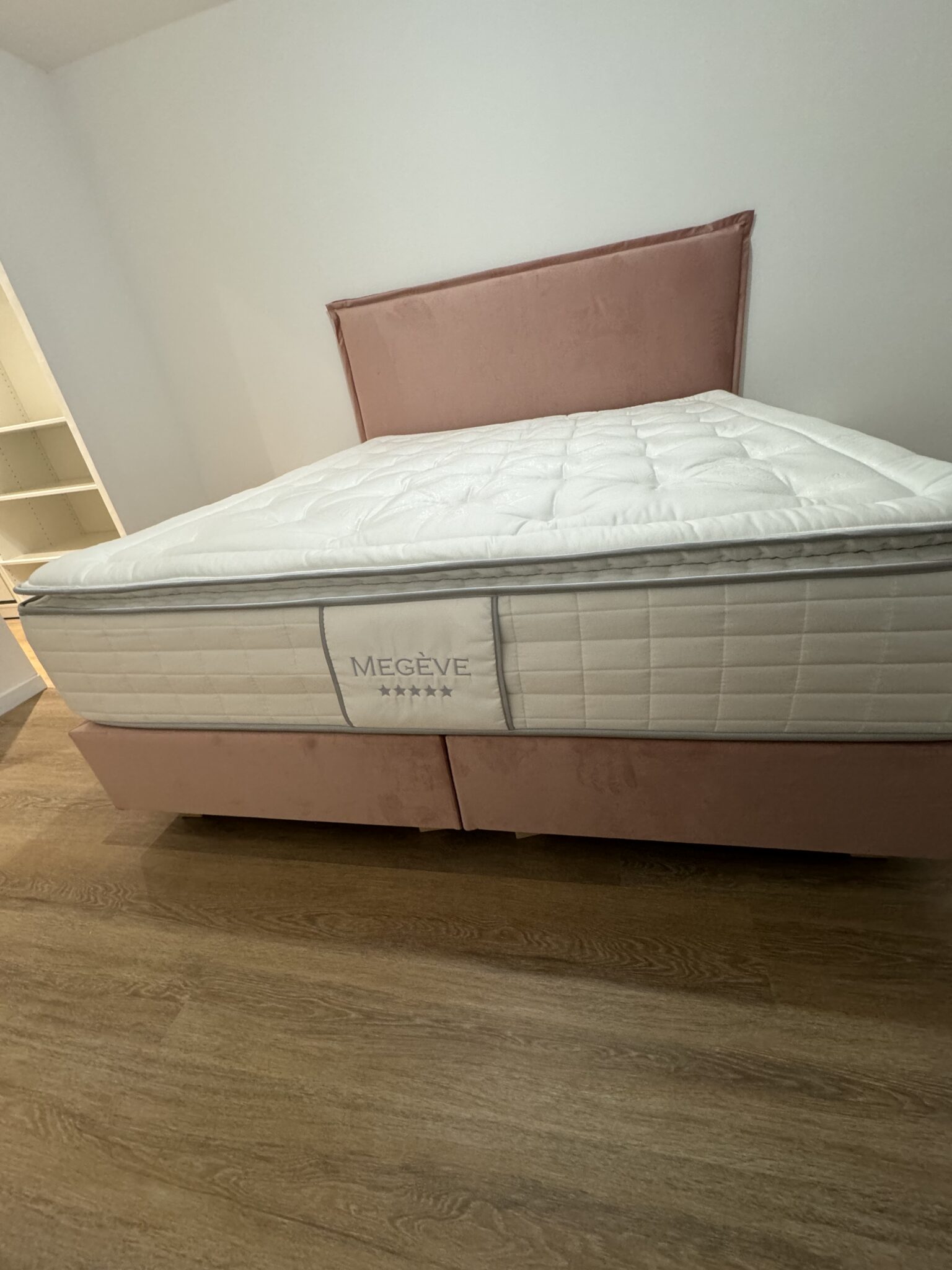 Lit rose complet velours avec tête de lit coussin et matelas de luxe