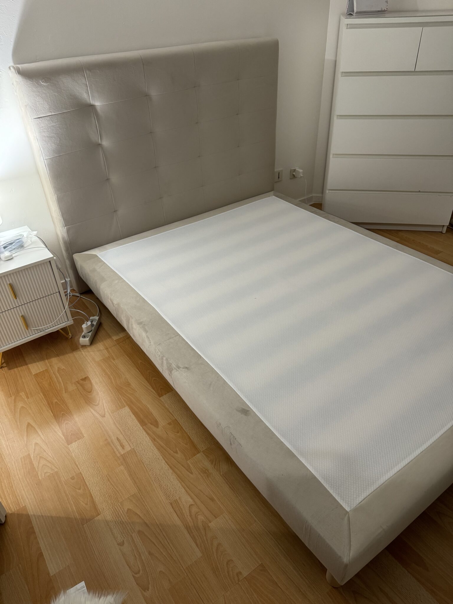 Ensemble sommier tête de lit en velours beige 2 personnes