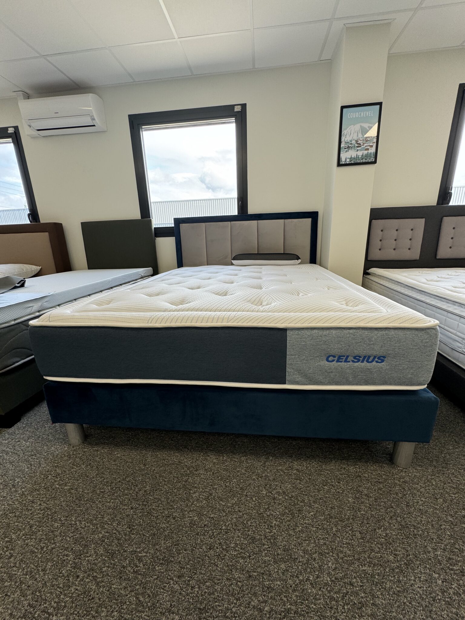 Matelas frais ressorts avec tête de lit personnalisée velours bleue