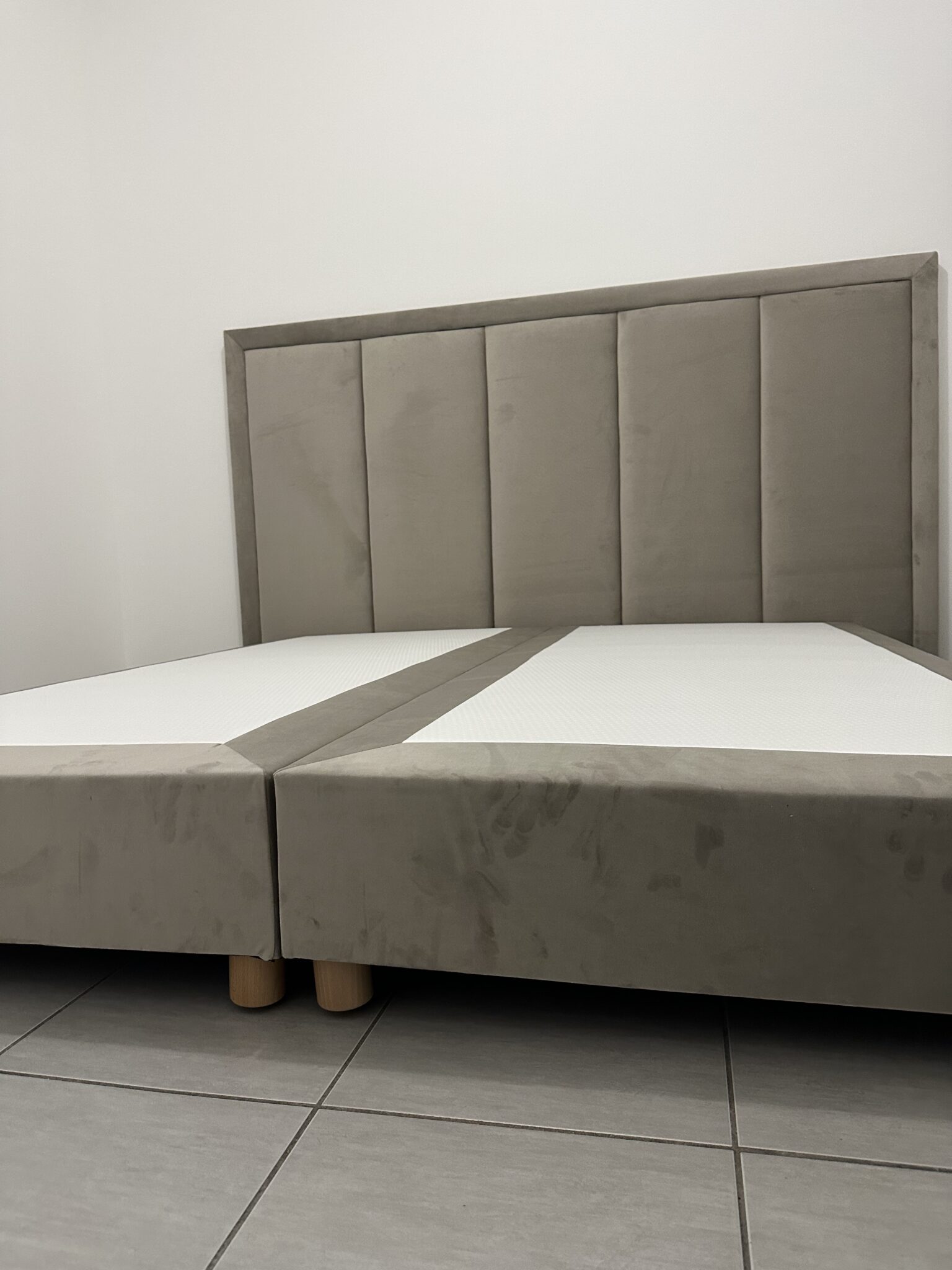Lit double avec attaches pour séparation velours haut de gamme
